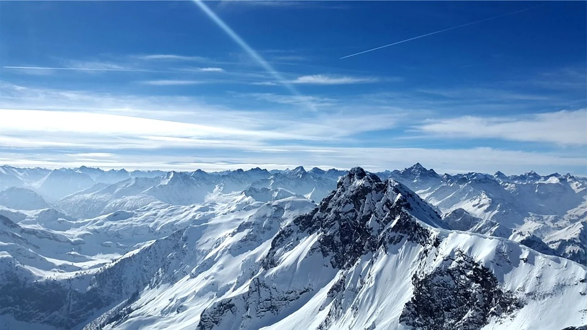 Panorama delle cime innevate delle Alpi