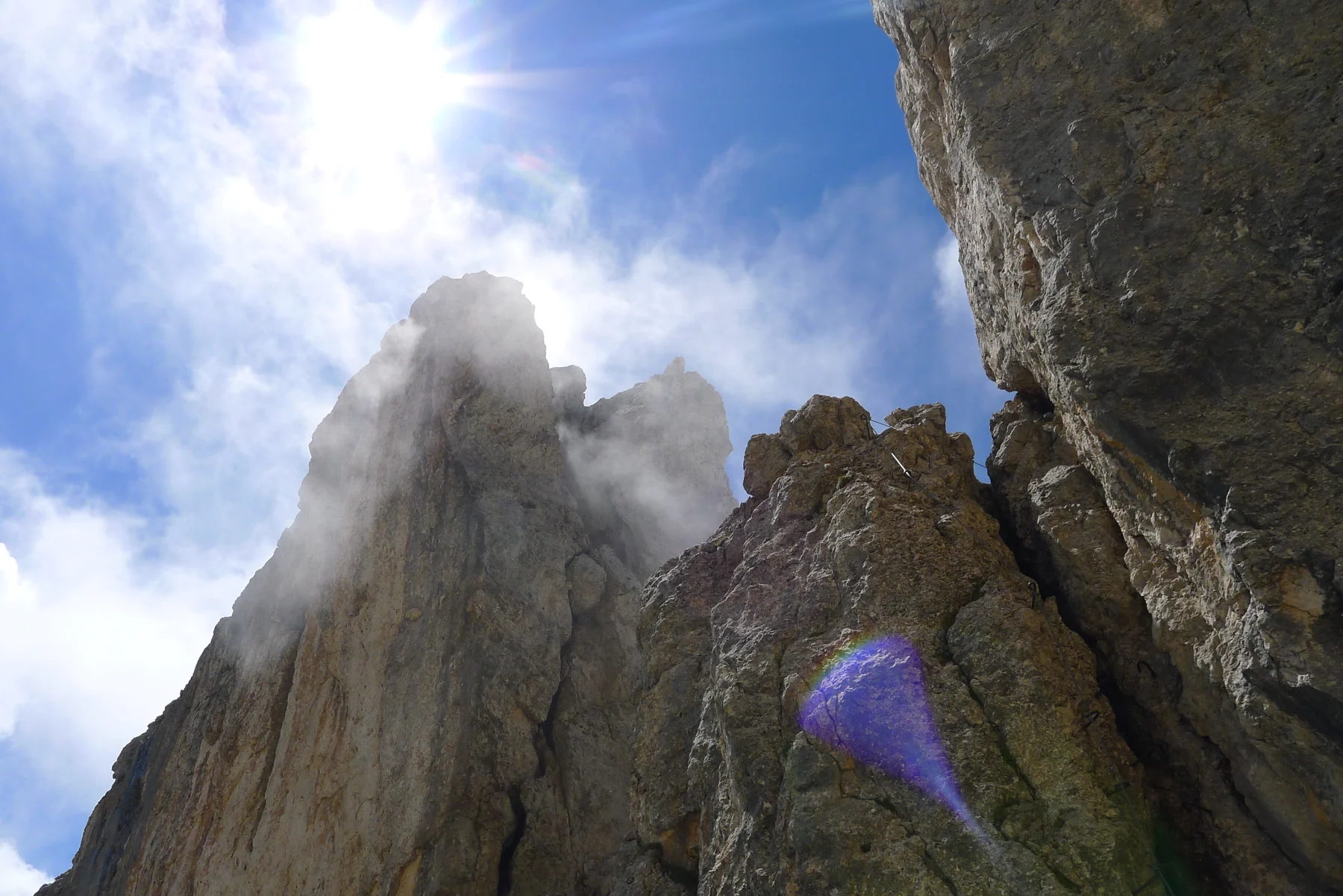 Pareti rocciose delle Dolomiti illuminate dal sole